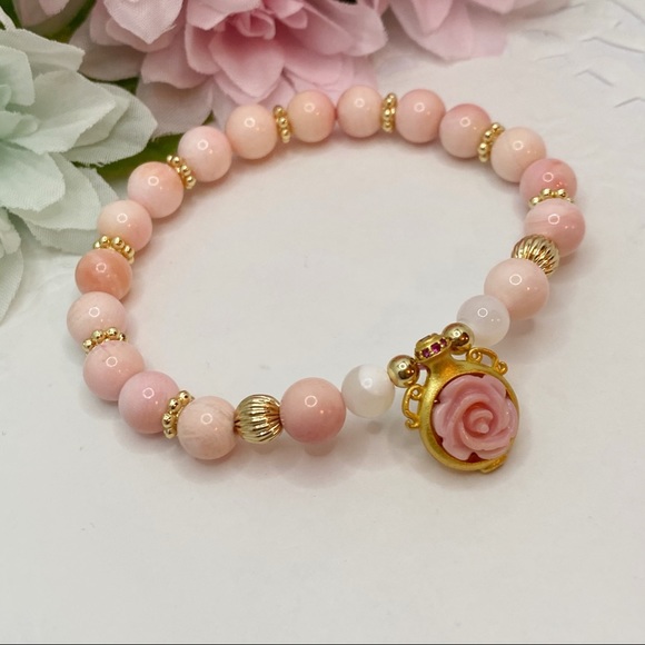 Queen Conch Shell Rose Bracelet - Picture 3 of 10